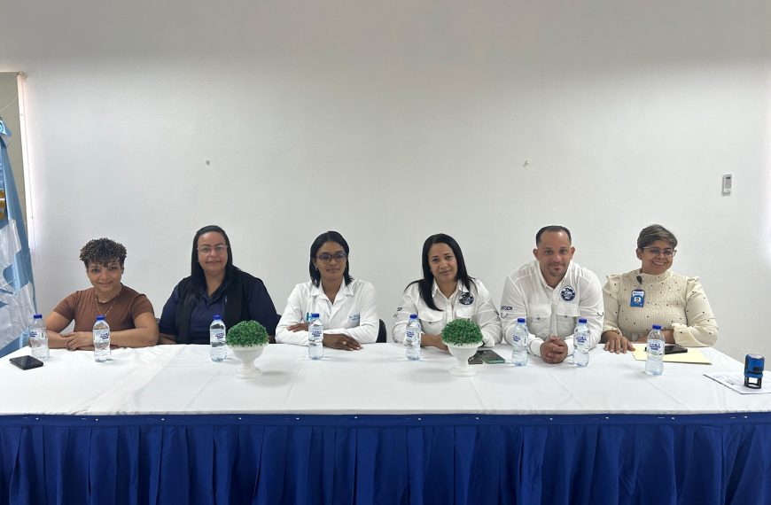 Capacitaci&oacute;n sobre manejo de desechos hospitalarios en el hospital Dr. Elio Fiallo.